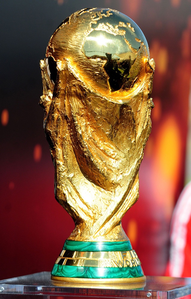 كأس العالم لكرة القدم يظهر في سانتياغو خلال جولته حول دول العالم.