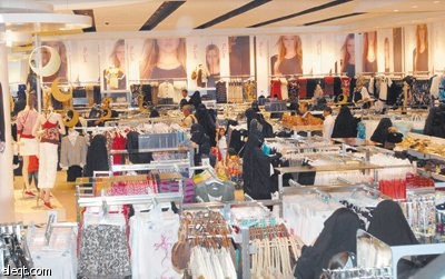سعوديات يطالبن بمقاطعة محلات بيع الملابس الداخلية النسائية التي يبيع فيها الرجال