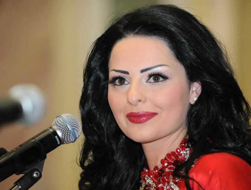 المطربة الأردنية ديانا كرزون تتحدث خلال مؤتمر صحفي بمناسبة إطلاق ألبومها الغنائي الجديد في القاهرة.