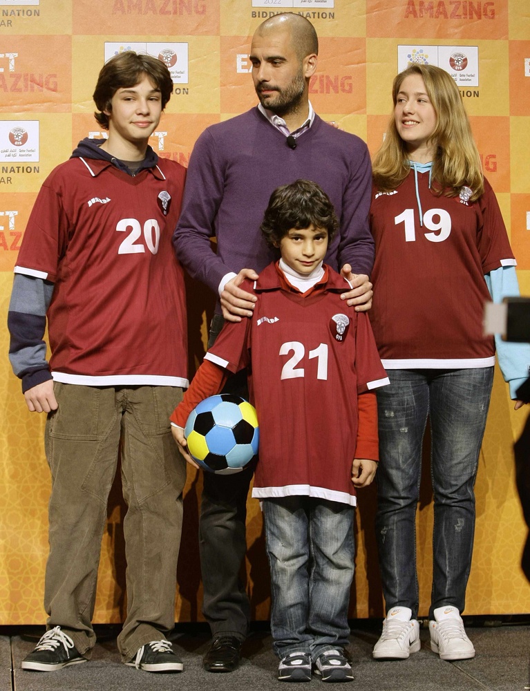 بيب جوارديولا مدرب نادي برشلونة يعلن دعمه رسمياً لحملة قطر 2022 لاستضافة كأس العالم لأول مرة في الشرق الأوسط.