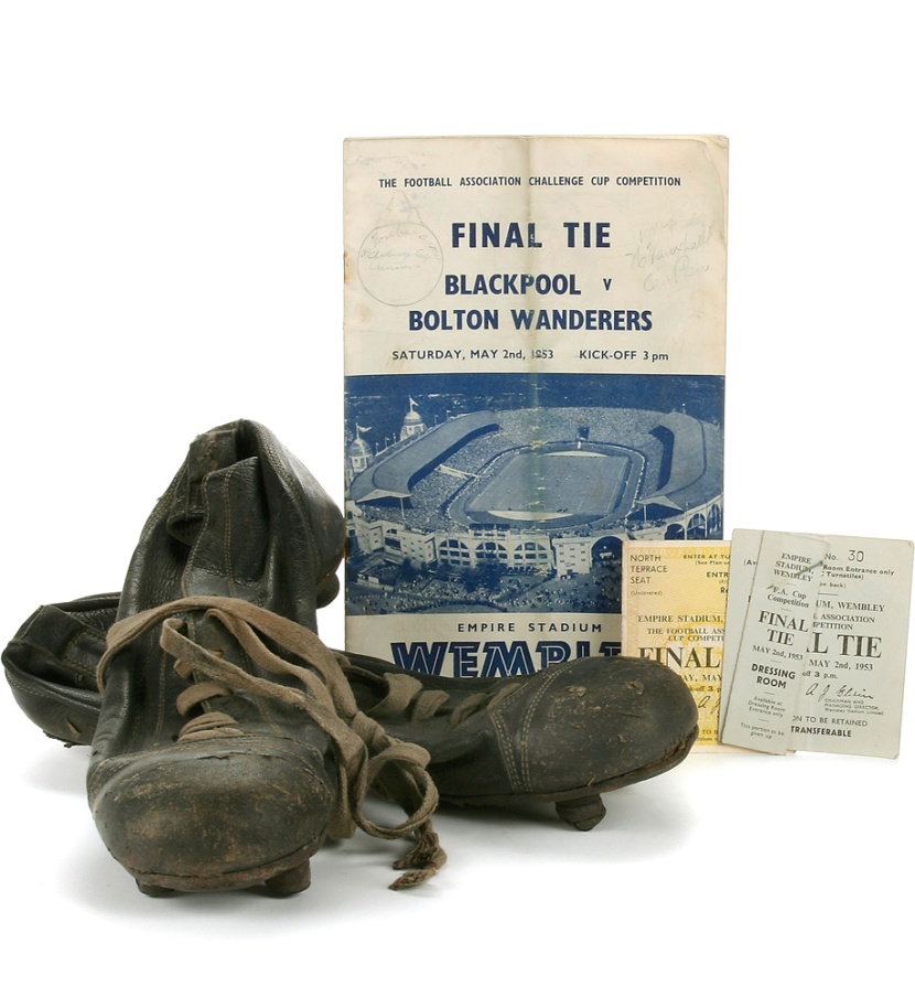 حذاء المخضرم ستانلي ماتيوس لاعب منتخب انكلترا السابق لعام 1953 الذي لعب به في نهائي كأس الاتحاد الانجليزي يعرض للبيع في لندن بسع