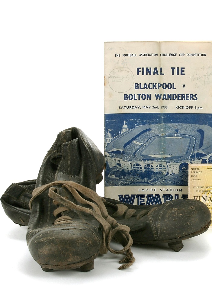 حذاء المخضرم ستانلي ماتيوس لاعب منتخب انكلترا السابق لعام 1953 الذي لعب به في نهائي كأس الاتحاد الانجليزي يعرض للبيع في لندن بسع