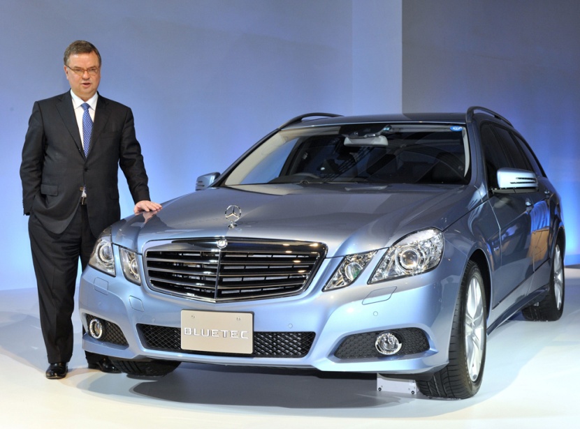 مرسيدس بنز في طوكيو تطلق سيارتها الجديدة "E350 Blue Tec station wagon".