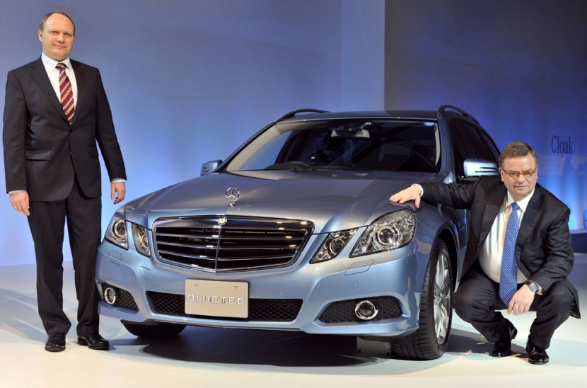 مرسيدس بنز في طوكيو تطلق سيارتها الجديدة "E350 Blue Tec station wagon".