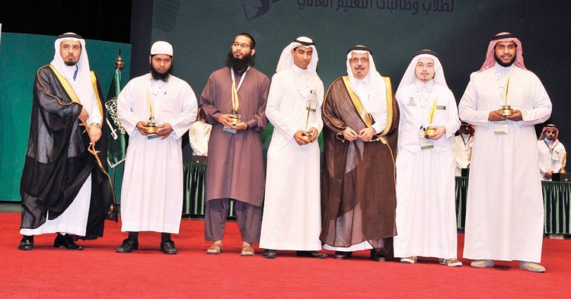 «التعليم العالي» تهدي 3 طلاب  حضور مؤتمرين علميين دوليين على نفقتها