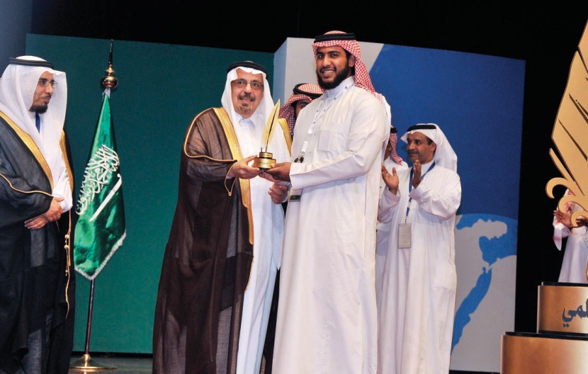 «التعليم العالي» تهدي 3 طلاب  حضور مؤتمرين علميين دوليين على نفقتها