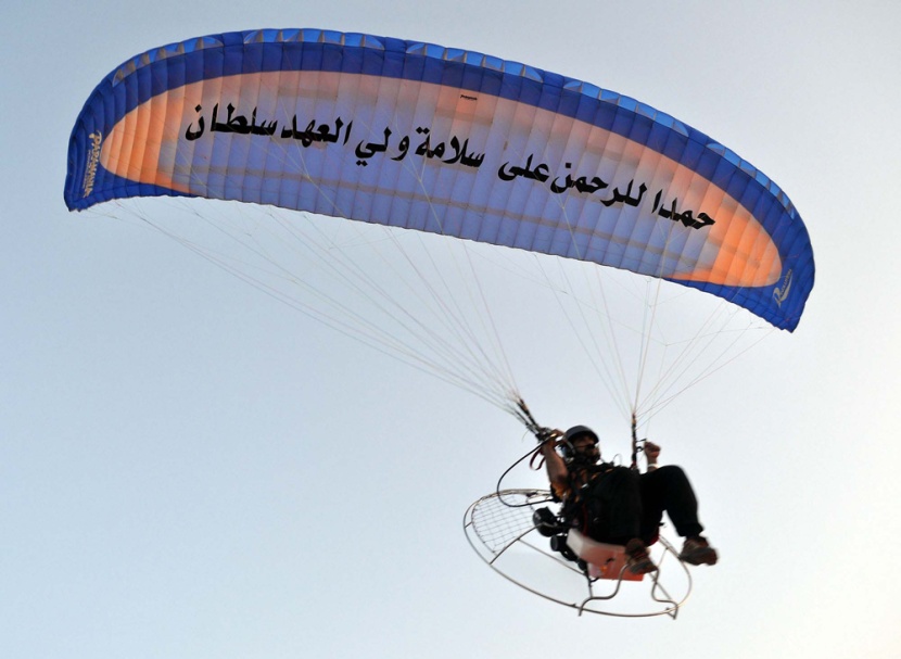 أعضاء سرب الصقور للطيران والرياضات الجوية يقيمون رحلة طيران شراعي بالمحرك المحمول على الظهر "بار موتور" لعدد من مناطق المملكة بم