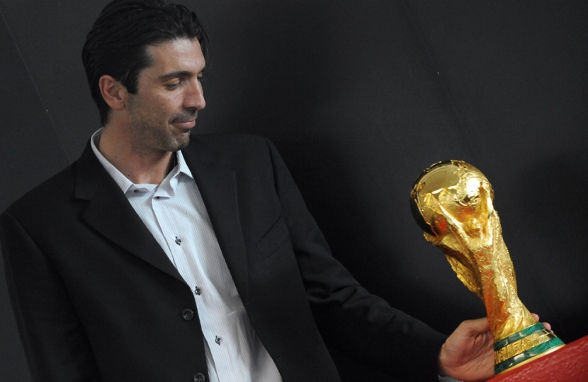الحارس الايطالي جيانلويجي بوفون يتمعن كأس العالم لكرة القدم في مطار فيوميتشينو في روما خلال جولته حول بلدان العالم.