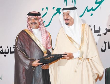 الأمير سلمان يكرم «الاتصالات السعودية» لدعمها جمعية المعوقين
