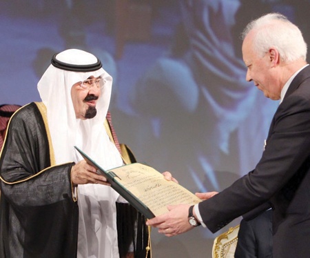 خادم الحرمين يسلم أردوغان و7 علماء جوائز الملك فيصل العالمية