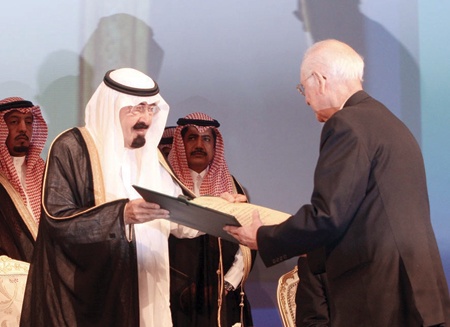 خادم الحرمين يسلم أردوغان و7 علماء جوائز الملك فيصل العالمية