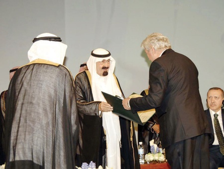 خادم الحرمين يسلم أردوغان و7 علماء جوائز الملك فيصل العالمية