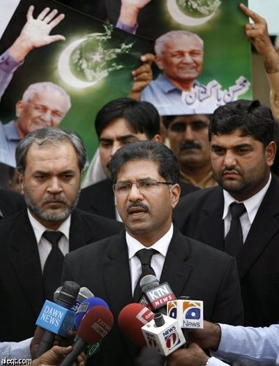 باكستان تحقق مع عبدالقدير خان لتسريبه أسرارا نووية
