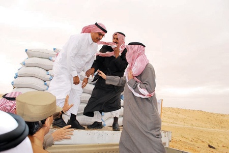 «الزراعة» تتدخـل لضبط أسعار الشعير وتطلق مشروعا للأعلاف.. والوزير يشارك بتوزيعه على المواطنين