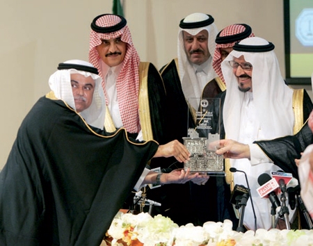 الأمير سلطان يكرِّم الداعمين للمركز والرعاة وشركاء البرنامج الوطني للسياقة الوطنية