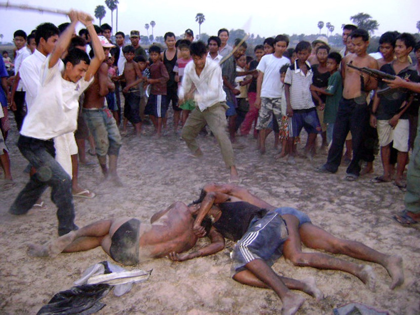 كمبوديون ينهالون بالضرب على ثلاثة لصوص قاموا بعمليات سطو مما أسفر عن مقتل أثنين منهم في ضواحي العاصمة بنوم بنه.