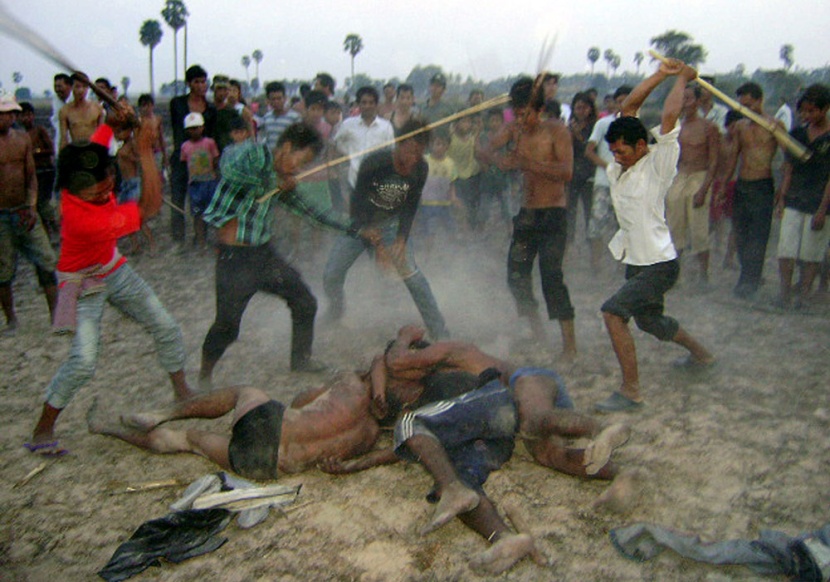 كمبوديون ينهالون بالضرب على ثلاثة لصوص قاموا بعمليات سطو مما أسفر عن مقتل أثنين منهم في ضواحي العاصمة بنوم بنه.