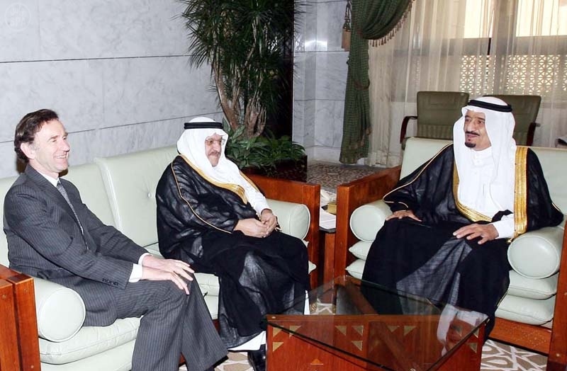 الأمير سلمان بن عبدالعزيز يستقبل رئيس مجلس إدارة مجموعة HSBC