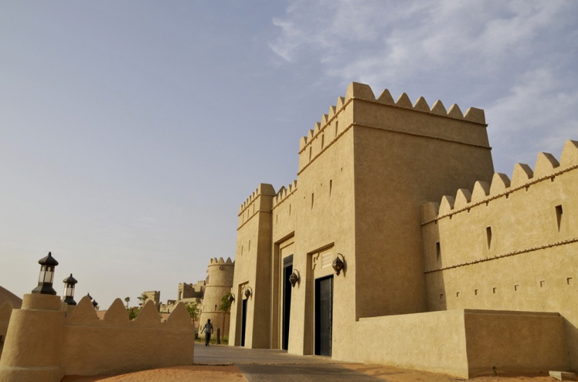 افتتاح منتجع قصر السراب الصحراوي كأول منتجع 5 نجوم تم بناؤه بين الكثبان الرملية في قلب صحراء ليوا في الربع الخالي في الإمارات.