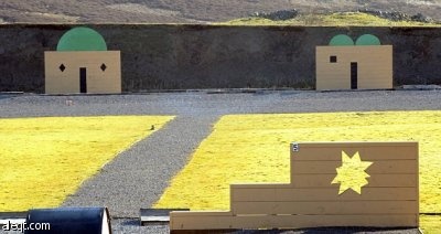 الجيش البريطاني يعتذر لاستخدام مجسمات تشبه المساجد في حقول الرماية