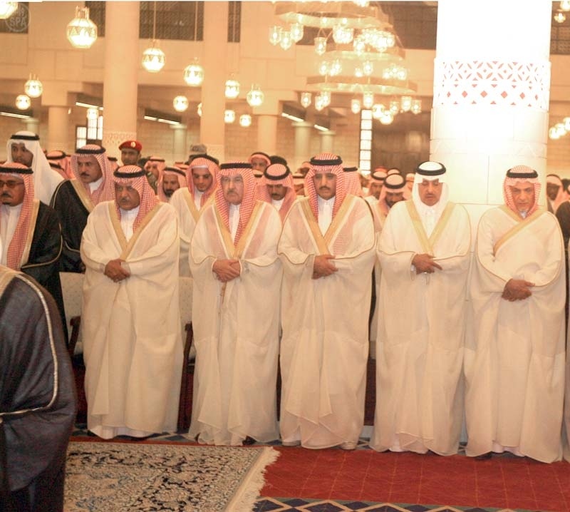النائب الثاني وأمير الرياض يؤدون صلاة الميت على الأمير فهد بن سعود الكبير