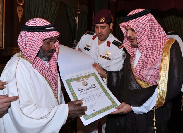 منح وسام الملك عبدالعزيز من الدرجة الثالثة لوالد شهيد الواجب فيصل بن عبدالرحمن الخيبري