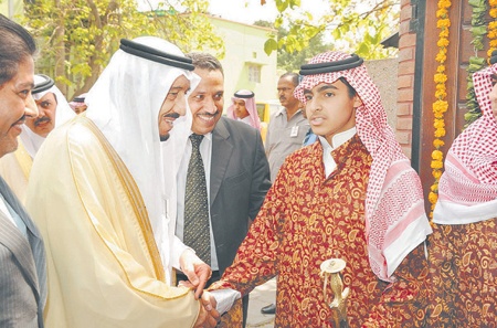 الأمير سلمان يزور المدرسة السعودية في دلهي