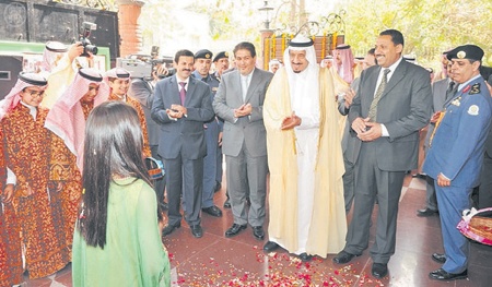 الأمير سلمان يزور المدرسة السعودية في دلهي