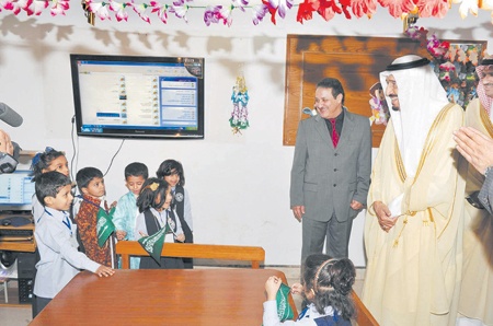 الأمير سلمان يزور المدرسة السعودية في دلهي