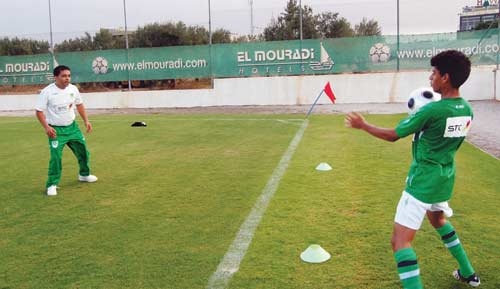 طبيب الأهلي ينقذ فتاة من الاختناق في الجو