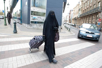 مسلمو بلجيكا ينتقدون قرار حظر ارتداء النقاب في الأماكن العامة