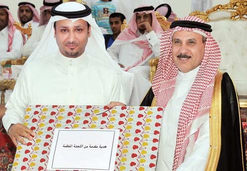 شبان يطرقون الاستثمار بجودة تنظيمية على ساحات ترابية