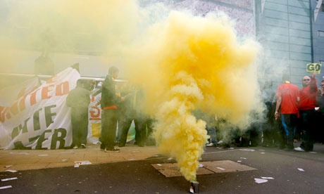 جماهير مانشستر يونايتد تقذف قنابل دخان احتجاجا على ملاك النادي