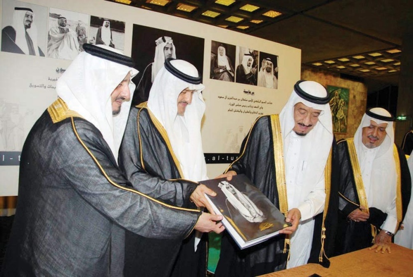مؤسسة التراث تصدر كتابا مصوراً عن الملك خالد