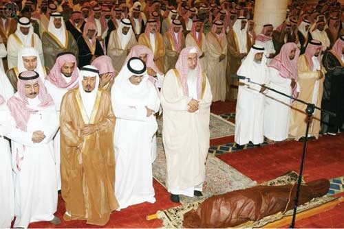 أمير الرياض يؤدي صلاة الميت على الشيخ فلاح بن حثلين
