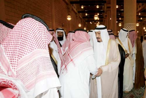 أمير الرياض يؤدي صلاة الميت على الشيخ فلاح بن حثلين