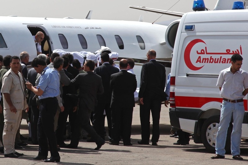 وفاة موظف في مطار طرابلس بعد رؤيته جثث ضحايا تحطم الطائرة الليبية.. والطفل الهولندي يغادر إلى بلاده
