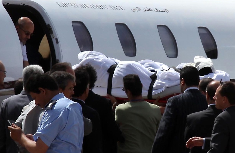 وفاة موظف في مطار طرابلس بعد رؤيته جثث ضحايا تحطم الطائرة الليبية.. والطفل الهولندي يغادر إلى بلاده