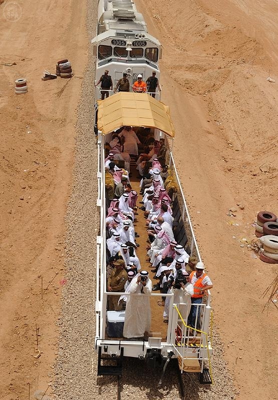 أمير الجوف يتفقد مشروع سكة حديد الشمال والجنوب