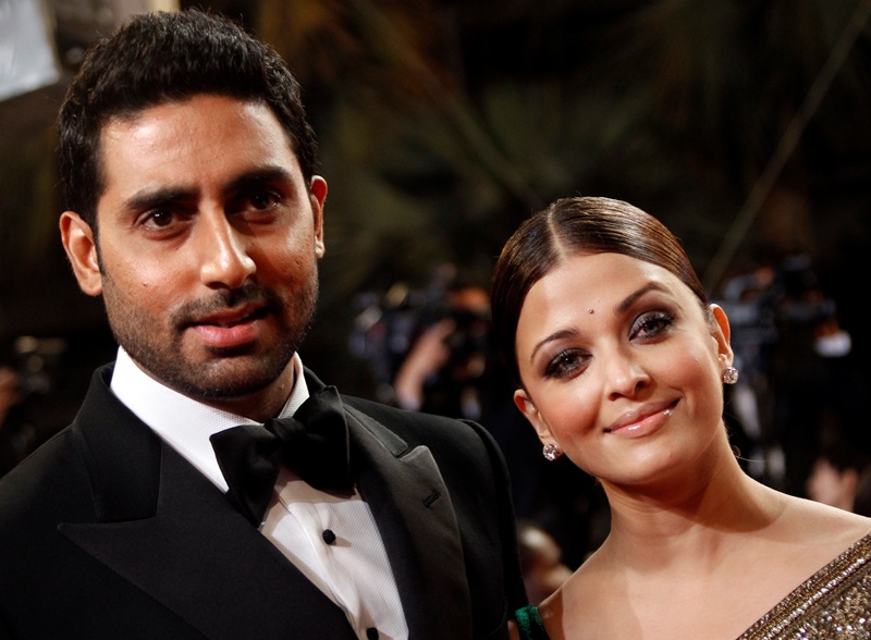 الممثلة ايشواريا راي وزوجها الممثل ابهيشيك باتشان يبتسمان لعدسات المصورين في مهرجان كان السينمائي