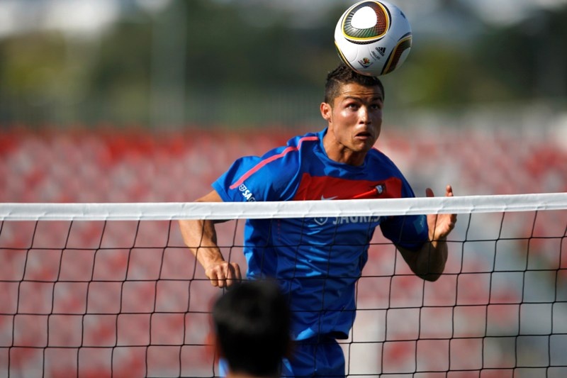 لاعب المنتخب البرتغالي كريستيانو رونالدو يداعب أطفالا احتشدوا في مدينة كوفيلا البرتغالية حيث يقيم المنتخب معسكرا استعداديا لكأس 