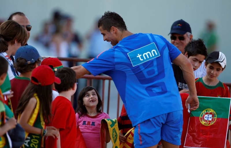 لاعب المنتخب البرتغالي كريستيانو رونالدو يداعب أطفالا احتشدوا في مدينة كوفيلا البرتغالية حيث يقيم المنتخب معسكرا استعداديا لكأس 