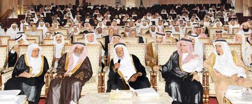 الشيخ عبد الله بن خميس.. تجربة الريادة في تاريخ الأدب وجغرافيا الإعلام