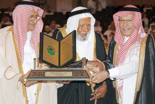 الشيخ عبد الله بن خميس.. تجربة الريادة في تاريخ الأدب وجغرافيا الإعلام