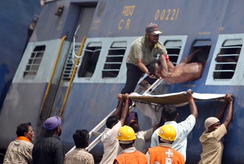 مقتل ما لا يقل عن 65 شخصا في هجوم على قطار في الهند