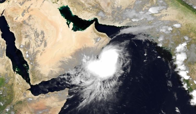 الإعصار فيت .. العمانيون يندفعون إلى الأسواق لتخزين الغذاء وإبقاء درجة الاستعداد عند اللون البرتقالي