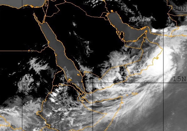 الإعصار فيت .. العمانيون يندفعون إلى الأسواق لتخزين الغذاء وإبقاء درجة الاستعداد عند اللون البرتقالي