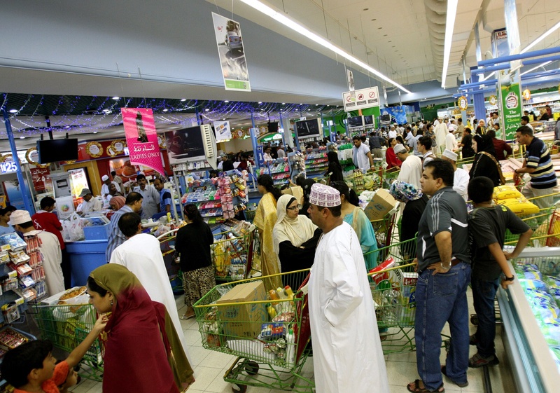 الإعصار فيت .. العمانيون يندفعون إلى الأسواق لتخزين الغذاء وإبقاء درجة الاستعداد عند اللون البرتقالي
