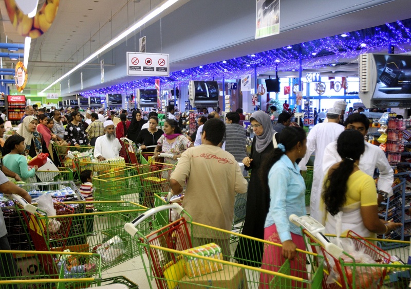 الإعصار فيت .. العمانيون يندفعون إلى الأسواق لتخزين الغذاء وإبقاء درجة الاستعداد عند اللون البرتقالي