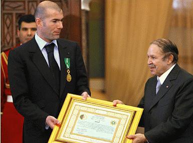زيدان يساند المنتخب الجزائري من المدرجات